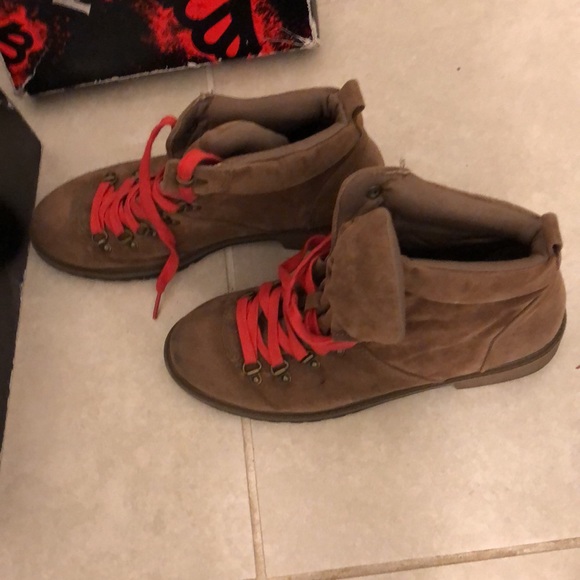 ❤️Closet Closing sale❤️LIKE NEW IN BOX FERGALICIOUS BOOTS - Picture 4 of 9